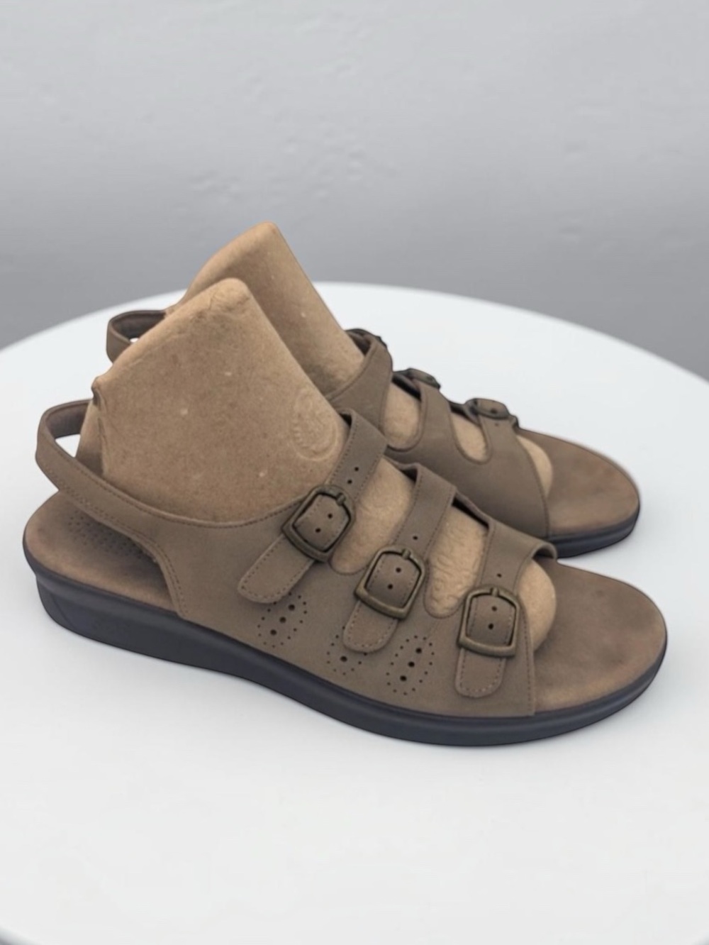 SAS Tripad Trio lI Comfort 3-Strap Suede Taupe Slingback Samdals
Size 9M